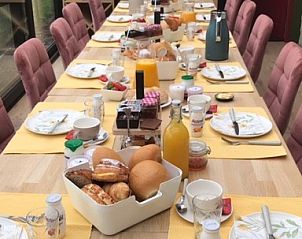 Gezellig gedekte eettafel voor ontbijt in B&B De Zoete Kers, West-Vlaanderen.