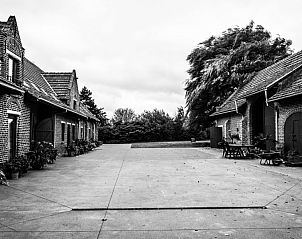 Historische binnenplaats van Varlet Farm bed and breakfast in Poelkapelle, Belgi, omgeven door bakstenen gebouwen.
