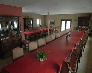 Gezellige eetzaal van Varlet Farm bed and breakfast in Poelkapelle, geschikt voor grote gezelschappen.