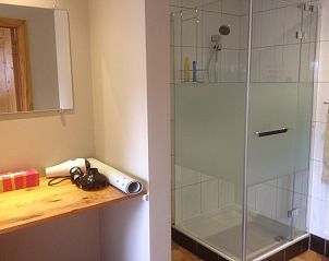 Moderne badkamer met douche in Varlet Farm bed and breakfast, Poelkapelle, West-Vlaanderen.