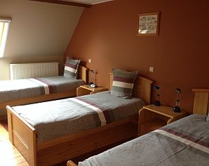 Driepersoonskamer met houten bedden in Varlet Farm bed and breakfast, Poelkapelle, ideaal voor gezinnen.