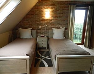 Tweepersoonskamer met uitzicht op de natuur in Varlet Farm bed and breakfast, Poelkapelle, met moderne inrichting.