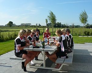 Gezellig terras met uitzicht op het landschap bij den Levensstroom, bed and breakfast in Stavele, West-Vlaanderen, Belgi.
