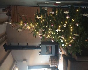Feestelijke kerstdecoratie in de lounge van den Levensstroom, bed and breakfast in Stavele, West-Vlaanderen, Belgi.