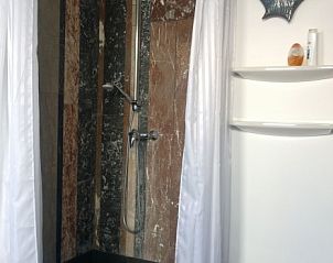 Moderne badkamer met douche in Bed and Breakfast Oostende, Oostende, West-Vlaanderen, Belgi, ideaal voor ontspanning na een dag verkennen.