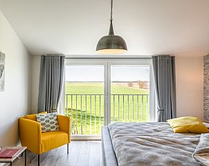 Comfortabele slaapkamer met uitzicht bij Bed en Vrijheid B&B, Peer, Limburg.