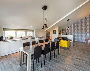 Ruime keuken en eetkamer in Bed en Vrijheid B&B, Peer, voor gezellige maaltijden.