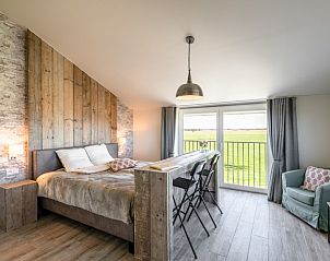 Stijlvolle slaapkamer met houten accenten bij Bed en Vrijheid B&B, Peer, Limburg.