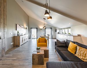 Gezellige woonkamer met moderne inrichting in Bed en Vrijheid B&B, Peer, Limburg.