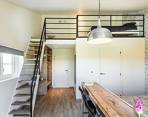 Unieke loft-stijl kamer met slaapgedeelte bij Bed en Vrijheid B&B, Peer, Limburg.