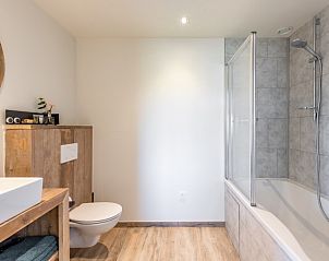 Luxe badkamer met bad en moderne voorzieningen bij Bed en Vrijheid B&B, Peer.