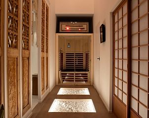 Elegante gang met stenen vloer en houten details bij Wabi Sabi B&B in Peer, Limburg.