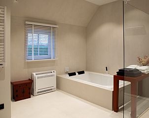 Luxe badkamer met modern bad en glazen douche bij Wabi Sabi B&B in Peer, Belgi.