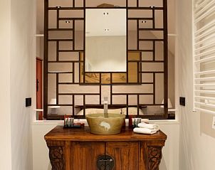 Stijlvolle wastafel met houten meubel bij Wabi Sabi B&B in Peer, Limburg, Belgi.