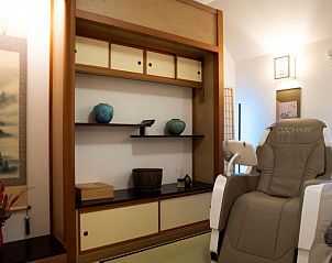 Ontspanningsstoel in een serene ruimte bij Wabi Sabi B&B in Peer, Limburg.