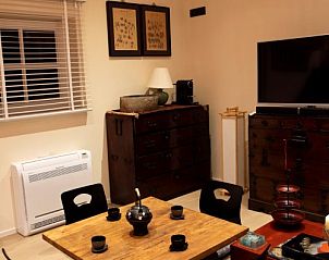 Traditionele eetruimte met lage tafel bij Wabi Sabi B&B in Peer, Limburg, Belgi.