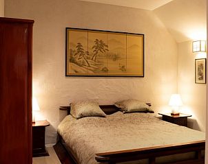 Comfortabele slaapkamer met sfeervolle verlichting bij Wabi Sabi B&B in Peer, Limburg.