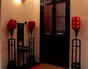 Ingang met rode decoratieve elementen bij Wabi Sabi B&B in Peer, Belgi.