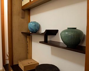 Decoratieve planken met keramiek bij Wabi Sabi B&B in Peer, Limburg, Belgi.