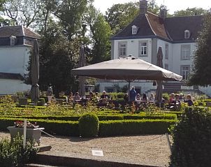 Charmant terras in de tuin van De Lodge bed and breakfast in Grote-Spouwen, Limburg, perfect voor ontspannen momenten.