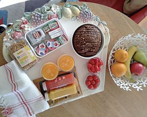 Vers ontbijt geserveerd bij De Lodge bed and breakfast in Grote-Spouwen, Limburg, met fruit, sap en lokale lekkernijen.