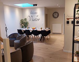 Gezellige eetruimte in B&B Viator Tongeren, Belgi met uitnodigende sfeer en moderne inrichting.