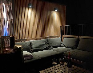 Buitenlounge met heater bij B&B Viator Tongeren in Belgi, ideaal voor avondontspanning.