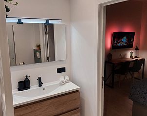 Moderne badkamer in B&B Viator Tongeren, Tongeren met stijlvolle inrichting en comfortabele voorzieningen.