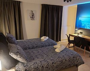 Stijlvolle slaapkamer in B&B Viator Tongeren, Limburg met comfortabele bedden en moderne inrichting.