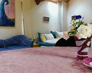 Gezellige binnenruimte van Stay with the artist B&B in Teuven, Limburg, met kunstwerken en houten plafond.