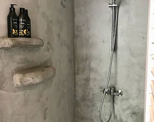 Moderne badkamer met douche bij Stay with the artist B&B in Teuven, Limburg, Belgi.