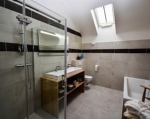 Ruime badkamer met douche in B&B De Bloesem in Tongeren, Limburg, Belgi, bed and breakfast.