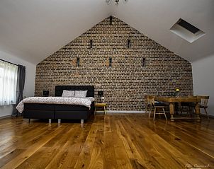 Slaapkamer met houten vloer in B&B De Bloesem in Tongeren, Limburg, Belgi, bed and breakfast.