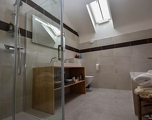 Moderne badkamer met douche in B&B De Bloesem in Tongeren, Limburg, Belgi, bed and breakfast.