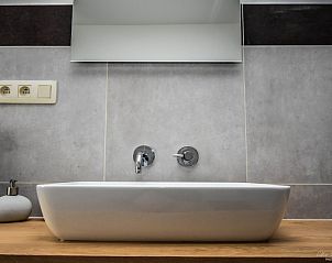 Stijlvolle wastafel in B&B De Bloesem in Tongeren, Limburg, Belgi, bed and breakfast.