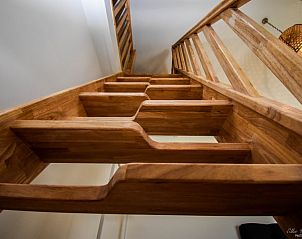 Houten trap naar vide in B&B De Bloesem in Tongeren, Limburg, Belgi, bed and breakfast.