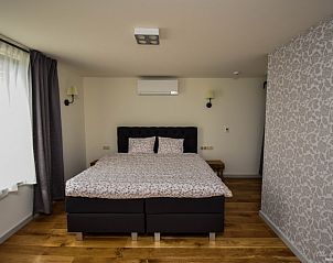 Slaapkamer met tweepersoonsbed in B&B De Bloesem in Tongeren, Limburg, Belgi, bed and breakfast.