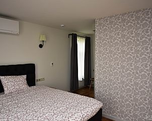 Slaapkamer met bloemetjesbehang in B&B De Bloesem in Tongeren, Limburg, Belgi, bed and breakfast.