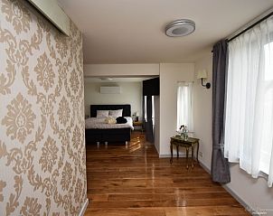 Ruime suite met houten vloer in B&B De Bloesem in Tongeren, Limburg, Belgi, bed and breakfast.