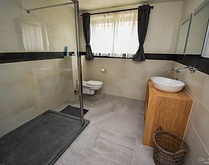 Slaapkamer met tv en zithoek in B&B De Bloesem in Tongeren, Limburg, Belgi, bed and breakfast.