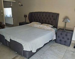 Ruime slaapkamer met luxe bed in B&B Het Vuchterhof, Maasmechelen, Limburg. Ideaal voor ontspanning en rust.