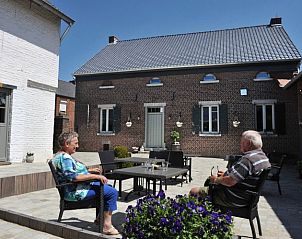 Zonnig terras bij B&B Het Vuchterhof, Maasmechelen, Limburg. Ontspan in de buitenlucht en geniet van de rust.